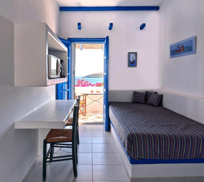 Blue Dolphin Antiparos Villas And Suites Agios Georgios  Экстерьер фото